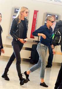 Kristen-Stewart-and-Stella-Maxwell-at-Orly-Airport--10.jpg