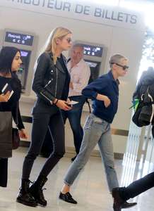 Kristen-Stewart-and-Stella-Maxwell-at-Orly-Airport--11.jpg