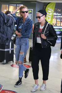 Kristen-Stewart-and-Stella-Maxwell-at-Orly-Airport--12.jpg