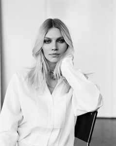LOfficiel-Singapore-July-2017-Aline-Weber-by-Amar-Daved-2.thumb.jpg.451b78c28e811c4743f581469094f84e.jpg