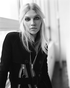 LOfficiel-Singapore-July-2017-Aline-Weber-by-Amar-Daved-3.thumb.jpg.6baada9704e6e42e21a421583cc19273.jpg