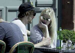 Lara-Stone-with-her-boyfriend-out-in-London--05.jpg