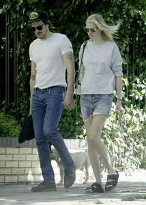 Lara-Stone-with-her-boyfriend-out-in-London--06.jpg