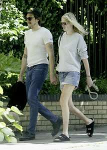 Lara-Stone-with-her-boyfriend-out-in-London--08.jpg