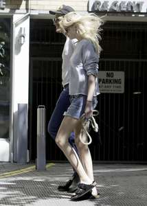 Lara-Stone-with-her-boyfriend-out-in-London--12.jpg