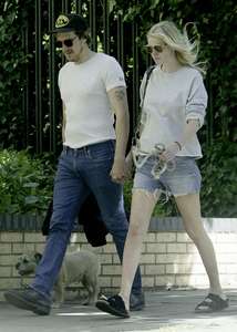 Lara-Stone-with-her-boyfriend-out-in-London--20.jpg