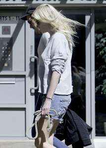 Lara-Stone-with-her-boyfriend-out-in-London--39.jpg
