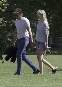 Lara-Stone-with-her-boyfriend-out-in-London--42.jpg