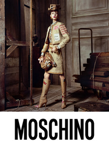 MOSCHINO_FW17-18_adv3.thumb.jpg.fbaef0c1ec4ea9aa22ba65e8b3f0be33.jpg