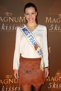 Marine-Lorphelin-a-la-soiree-Magnum-5-kisses-a-Paris-le-13-fevrier-2013_portrait_w674.jpg