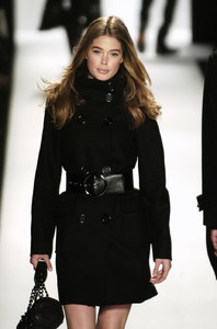 Michael_Kors_Fall_2006_xC3B7VeXtI8x.thumb.jpg.40495e10c4f0589091d437d149b63529.jpg