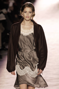 Nina_Ricci_Fall_2005_i-gtm1RRdgHx.thumb.jpg.3bdca92e5ec9f3459d3743dd0b7067a0.jpg