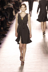 Nina_Ricci_Fall_2005_jV5zaVq1ZsHx.thumb.jpg.e5862d30d17a0164fdd95ab3a8f1ba45.jpg