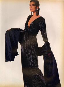 Penn_Vogue_US_October_1985_06.thumb.jpg.363e83384a5b5fee6b84e7e141c8b01f.jpg