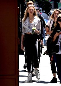 Romee-Strijd-in-Jeans--04-662x920.jpg