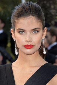 Sara-Sampaio-beauty-Vogue-19May15-Rex_b.thumb.jpg.bc4489b3c5b937f1bbab69eae396bbd9.jpg