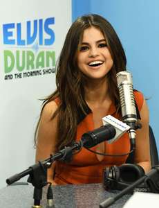 Selena-Gomez--Visits-the-Elvis-Duran-Z100-Morning-Show--02.thumb.jpg.fba77a391d8f401579ef66f8f898f2e1.jpg