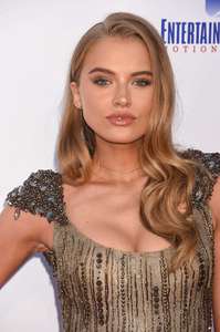 Tanya-Mityushina--47-Meters-Down-Premiere--05.jpg