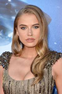 Tanya-Mityushina--47-Meters-Down-Premiere--24.jpg