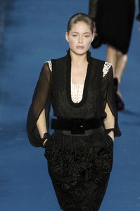 Yves_Saint_Laurent_Fall_2005_uVbrn6FpKOJx.thumb.jpg.dda2e571c55d37cc1b1293eff0a2f4c7.jpg