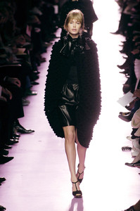 Yves_Saint_Laurent_Fall_2006_2ZF3NU2Ka2ix.thumb.jpg.22e85485749fcf8668a2ce9f8b9e01d2.jpg