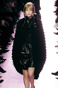 Yves_Saint_Laurent_Fall_2006_Sfq3ajZ3J_Lx.thumb.jpg.eeaef14ed4324dfa2290118790b0e1ba.jpg