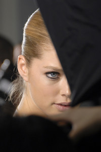 Yves_Saint_Laurent_Spring_2007_Backstage_kl0mZleNymnx.thumb.jpg.e39a92c150fa97a9300574eee2438833.jpg