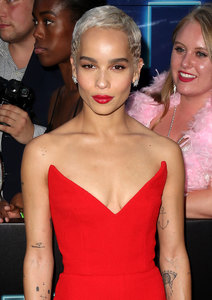 Zoe-Kravitz.thumb.jpg.79e7c4bdae252cffc981a22d818902f6.jpg