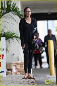 adriana-lima-enjoys-a-day-pampering-in-miami01.jpg