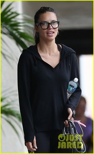 adriana-lima-enjoys-a-day-pampering-in-miami04.jpg