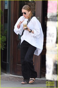 ashley-olsen-dons-wet-hair-while-leaving-lunch01.jpg