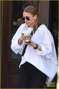 ashley-olsen-dons-wet-hair-while-leaving-lunch03.jpg