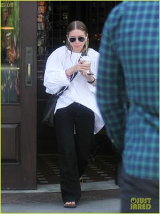 ashley-olsen-dons-wet-hair-while-leaving-lunch04.jpg