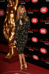 avec-zahia-c-est-le-crazy-horse-tous-les-soirs.jpg