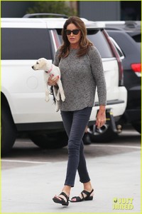 caitlyn-jenner-takes-her-new-puppy-grocery-shopping-01.jpg