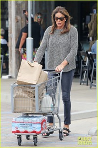 caitlyn-jenner-takes-her-new-puppy-grocery-shopping-02.jpg