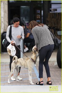 caitlyn-jenner-takes-her-new-puppy-grocery-shopping-03.jpg