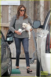 caitlyn-jenner-takes-her-new-puppy-grocery-shopping-05.jpg