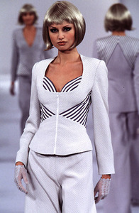 carolina-herrera-ss-1996-1.thumb.jpg.856d9cd3abdc30d096d4562d5d3a4884.jpg