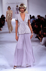 carolina-herrera-ss-1996-2.thumb.jpg.9a88918b7ef2c27e239620513eda69e1.jpg