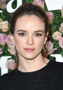 danielle-panabaker-women-in-film-max-mara-face-of-the-future-awards-in-la-06-12-2017-2.thumb.jpg.880e93f2410cb1a169f4ecca11dd2d23.jpg