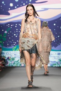 edie_anna_sui_ss14_nytimes_1.thumb.jpg.7980f59536b154f2bd23bb6b0b161957.jpg
