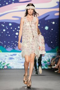 edie_anna_sui_ss14_nytimes_2.thumb.jpg.fdeb7ef4534bbb138e16fa0ab546fd02.jpg