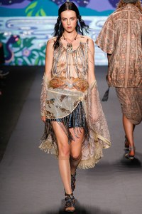 edie_anna_sui_ss14_vogue_1.thumb.jpg.950e8ebee1e98dc848a39b572bde7af4.jpg