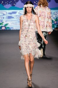 edie_anna_sui_ss14_vogue_2.thumb.jpg.bf0262576113a4a0f8fdb4bd627ce4da.jpg