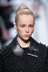 edie_balenciaga_aw15_fashionising.thumb.jpg.45c28daf2f0c5b694298b7d3182ccf45.jpg