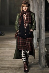 edie_chanel_edinburgh_2013_vogue_2.thumb.JPG.8526234100f1e3cc6d3dff79ba08694a.JPG