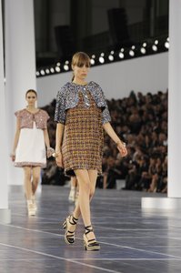 edie_chanel_ss13_streetcatwalk.thumb.jpg.7d317586163f78fca939c319677cf674.jpg