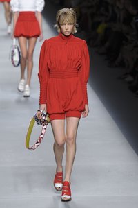 edie_fendi_ss16_fashionising_1.thumb.jpg.119c9d92c3fd69e61cd15b0e80a5724b.jpg