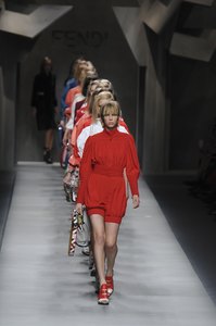 edie_fendi_ss16_fashionising_3.thumb.jpg.2400d82ab86eaad0b49fc8ad15185936.jpg